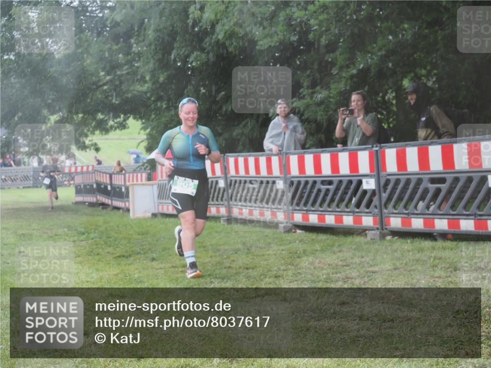 21.06.2025 - 27. Vierlanden-Triathlon KatJ http://msf.ph/oto/8037617 15.06.2025 14:19:10 Ziel 905, 1203 meine-sportfotos.de