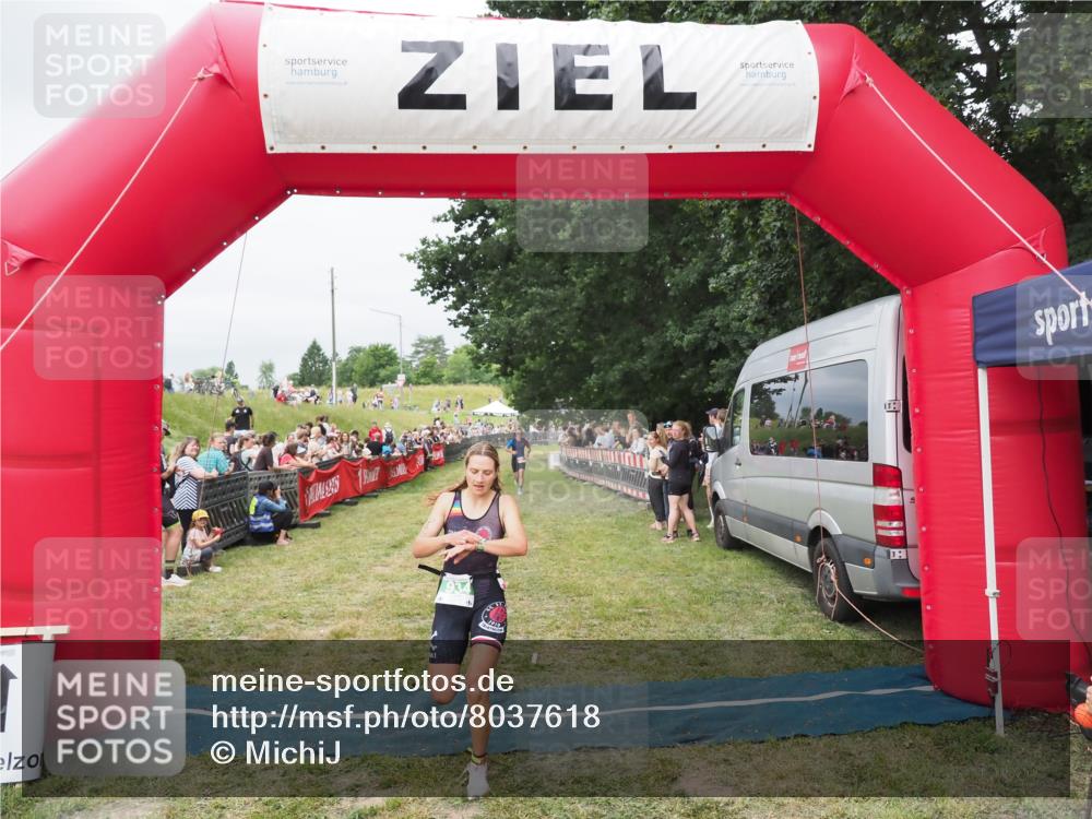21.06.2025 - 27. Vierlanden-Triathlon MichiJ http://msf.ph/oto/8037618 15.06.2026 13:12:43 Ziel 81, 934 meine-sportfotos.de