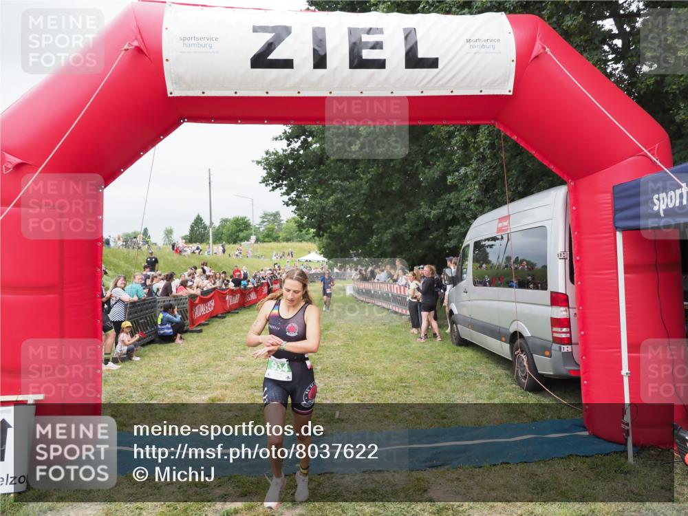21.06.2025 - 27. Vierlanden-Triathlon MichiJ http://msf.ph/oto/8037622 15.06.2026 13:12:43 Ziel 81, 934 meine-sportfotos.de