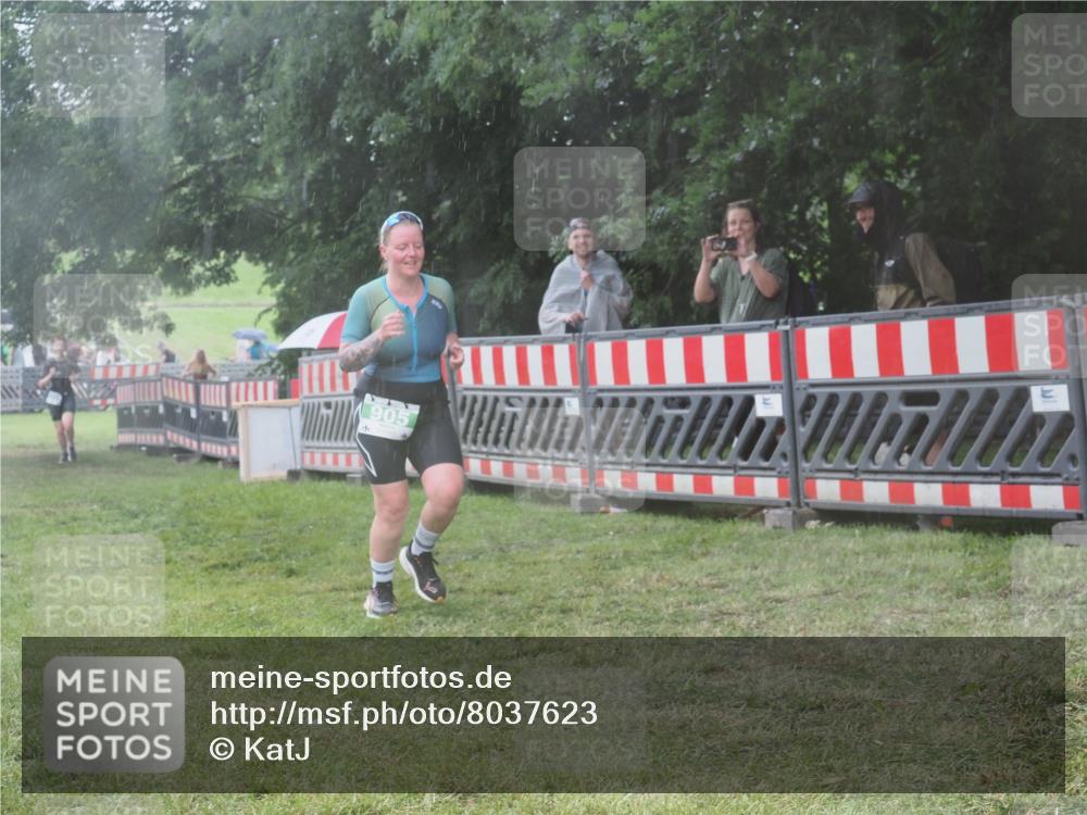 21.06.2025 - 27. Vierlanden-Triathlon KatJ http://msf.ph/oto/8037623 15.06.2025 14:19:10 Ziel 905, 1203 meine-sportfotos.de