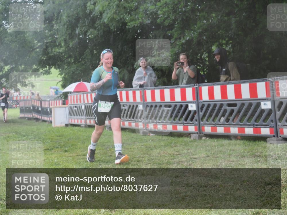 21.06.2025 - 27. Vierlanden-Triathlon KatJ http://msf.ph/oto/8037627 15.06.2025 14:19:11 Ziel 905, 1181, 1203 meine-sportfotos.de