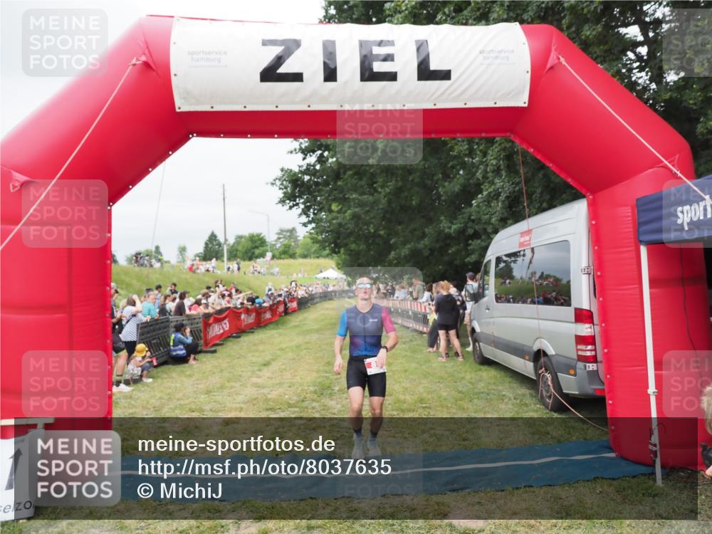21.06.2025 - 27. Vierlanden-Triathlon MichiJ http://msf.ph/oto/8037635 15.06.2026 13:12:47 Ziel 81, 934 meine-sportfotos.de