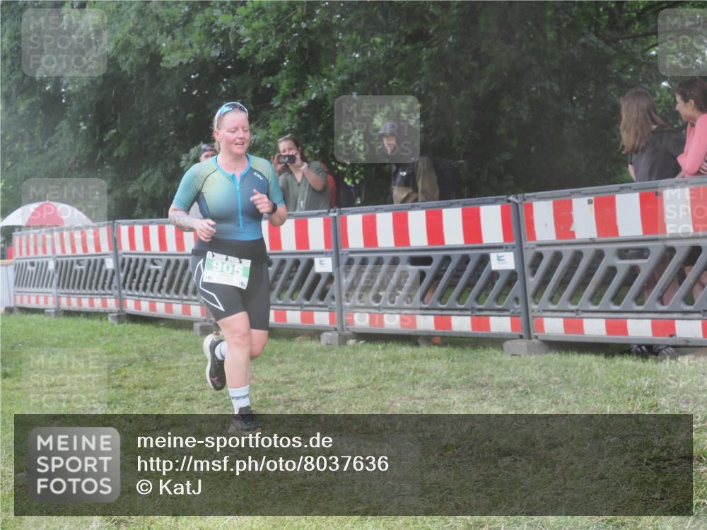 21.06.2025 - 27. Vierlanden-Triathlon KatJ http://msf.ph/oto/8037636 15.06.2025 14:19:11 Ziel 905, 1181, 1203 meine-sportfotos.de