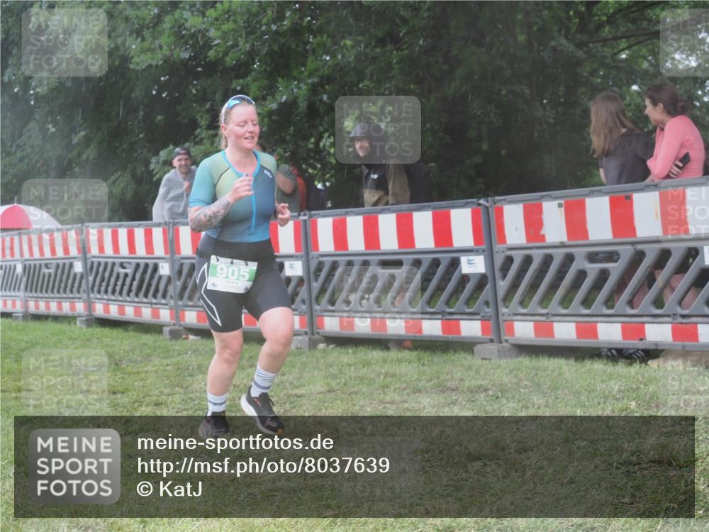 21.06.2025 - 27. Vierlanden-Triathlon KatJ http://msf.ph/oto/8037639 15.06.2025 14:19:11 Ziel 905, 1181, 1203 meine-sportfotos.de