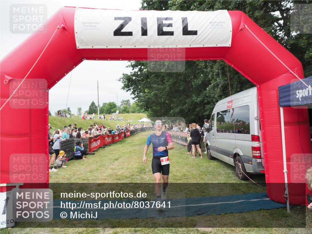 21.06.2025 - 27. Vierlanden-Triathlon MichiJ http://msf.ph/oto/8037641 15.06.2026 13:12:48 Ziel 81, 934 meine-sportfotos.de