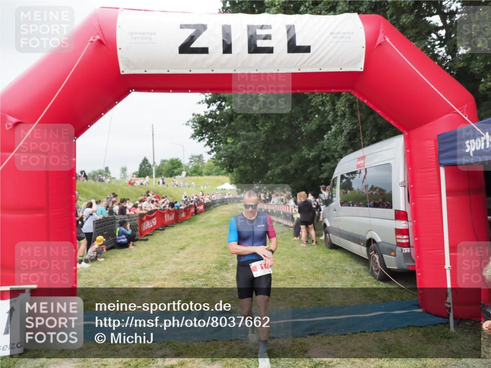 21.06.2025 - 27. Vierlanden-Triathlon MichiJ http://msf.ph/oto/8037662 15.06.2026 13:12:48 Ziel 81, 934 meine-sportfotos.de