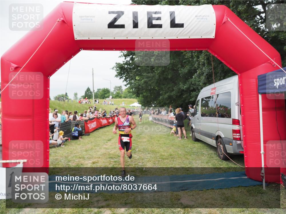 21.06.2025 - 27. Vierlanden-Triathlon MichiJ http://msf.ph/oto/8037664 15.06.2026 13:13:14 Ziel 49, 677 meine-sportfotos.de