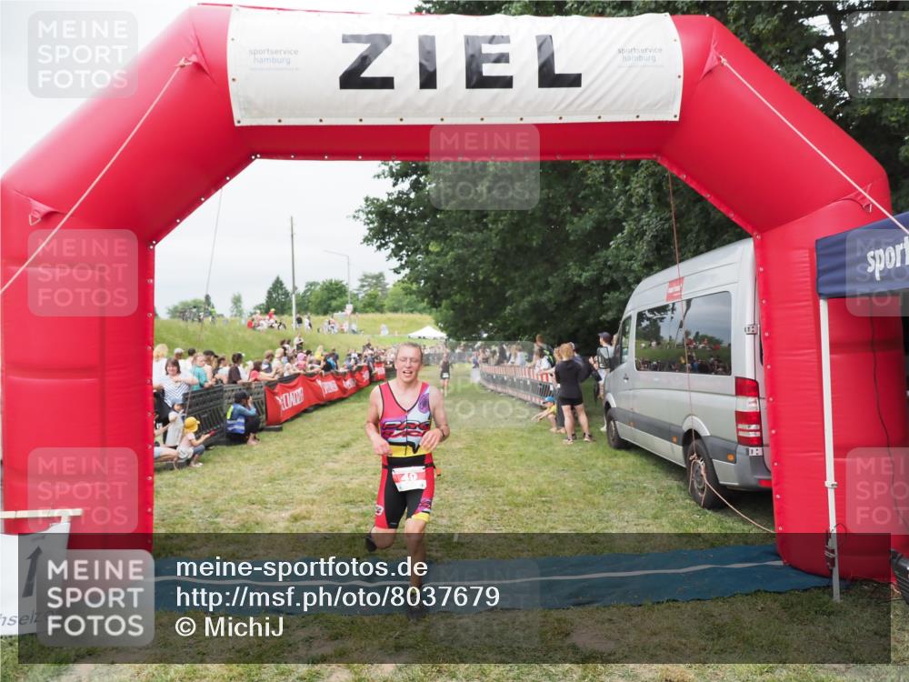 21.06.2025 - 27. Vierlanden-Triathlon MichiJ http://msf.ph/oto/8037679 15.06.2026 13:13:14 Ziel 49, 677 meine-sportfotos.de
