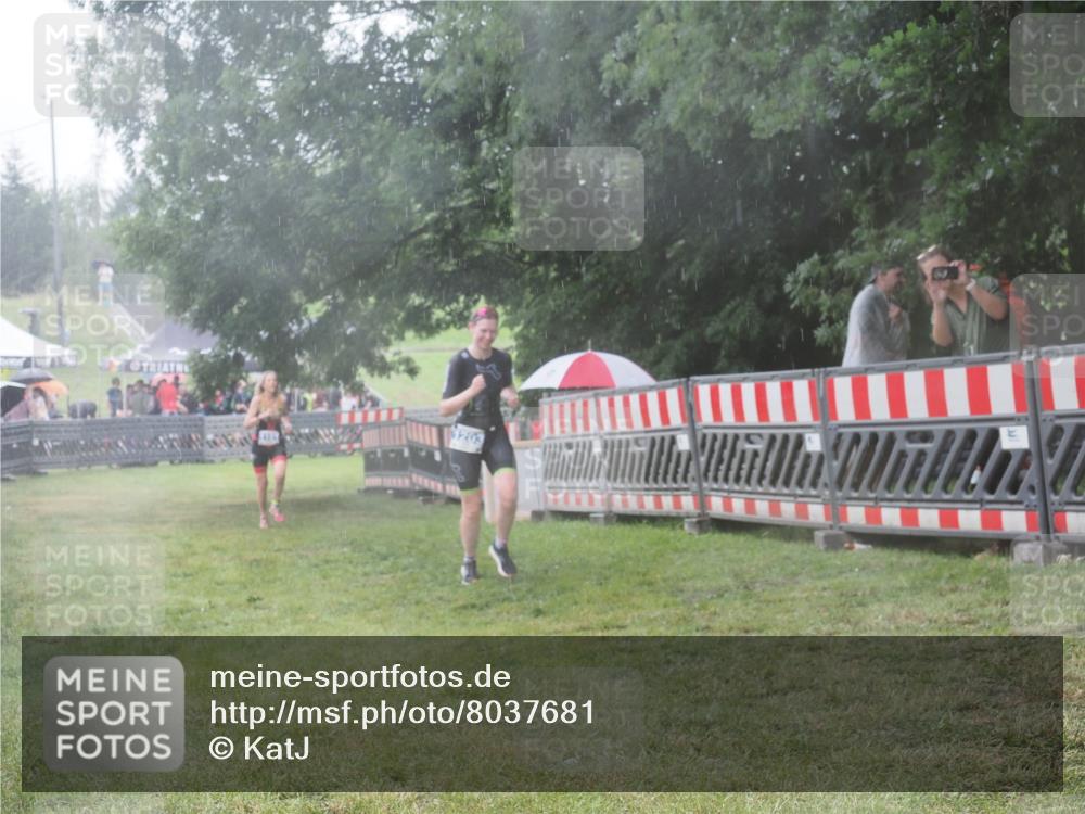21.06.2025 - 27. Vierlanden-Triathlon KatJ http://msf.ph/oto/8037681 15.06.2025 14:19:16 Ziel 1181, 1203 meine-sportfotos.de