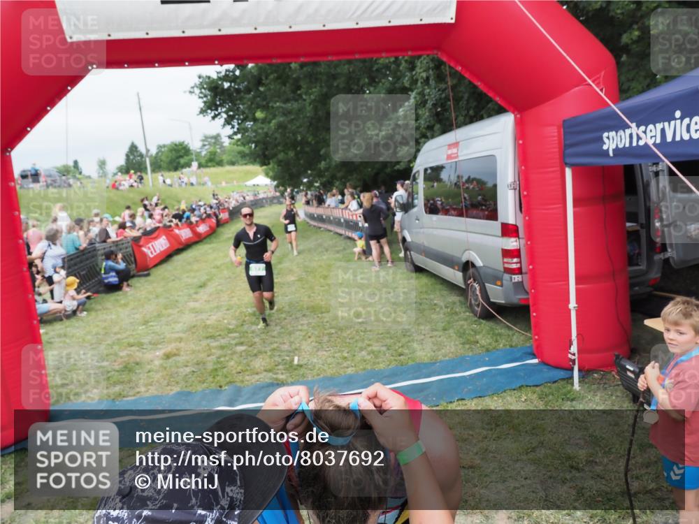 21.06.2025 - 27. Vierlanden-Triathlon MichiJ http://msf.ph/oto/8037692 15.06.2026 13:13:18 Ziel 49, 677 meine-sportfotos.de