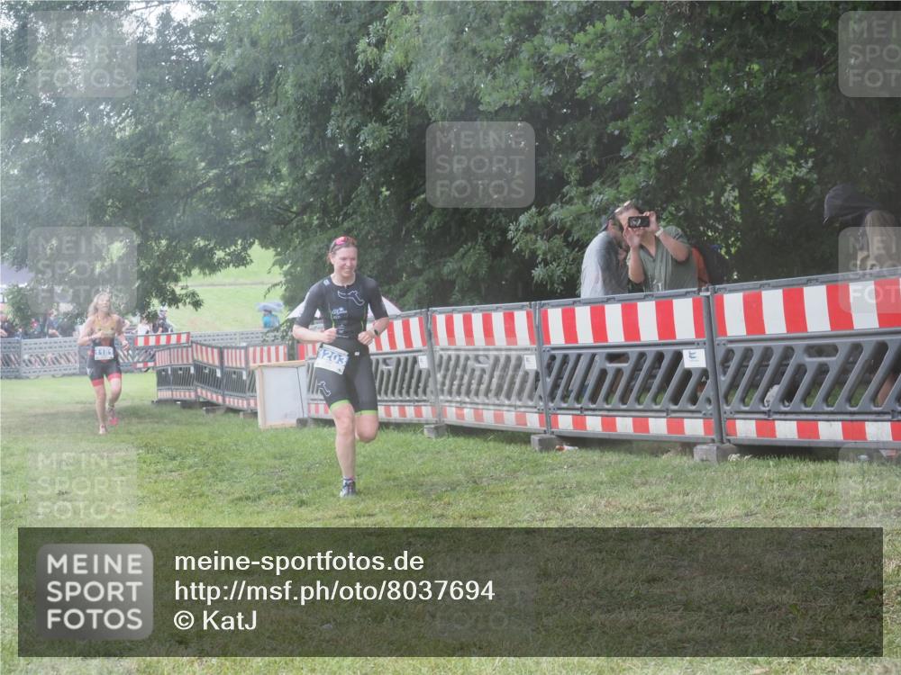 21.06.2025 - 27. Vierlanden-Triathlon KatJ http://msf.ph/oto/8037694 15.06.2025 14:19:16 Ziel 1181, 1203 meine-sportfotos.de