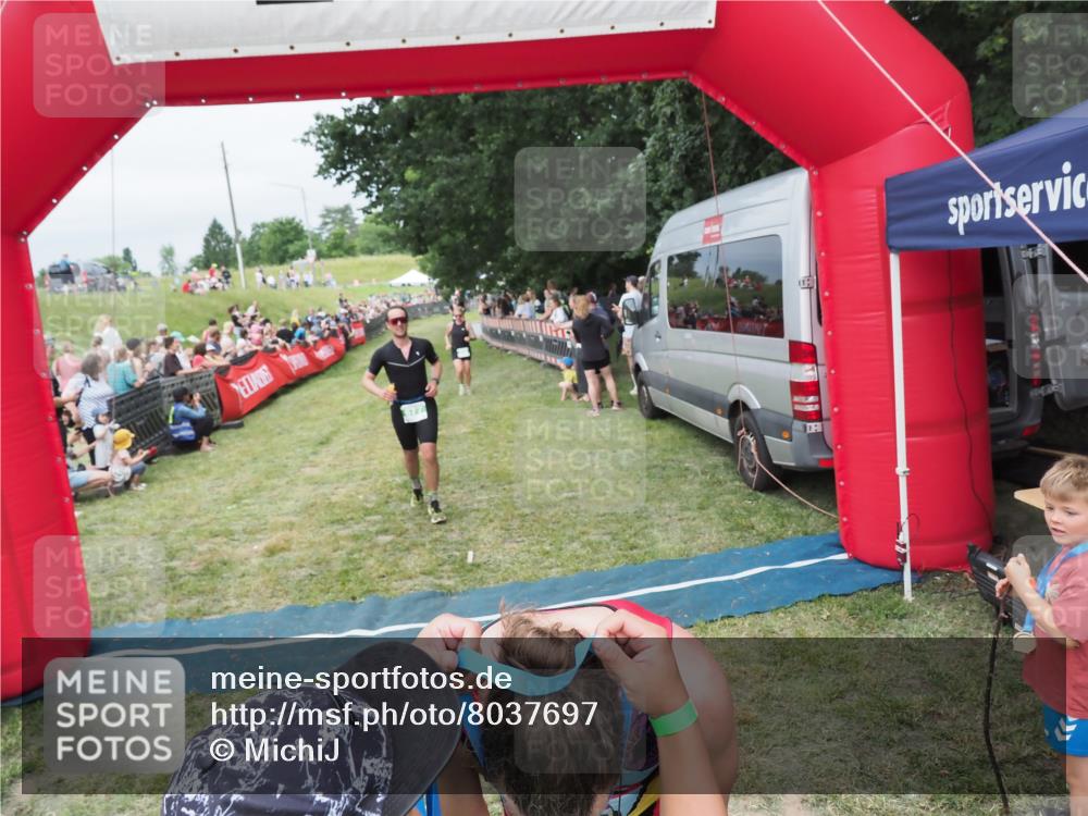 21.06.2025 - 27. Vierlanden-Triathlon MichiJ http://msf.ph/oto/8037697 15.06.2026 13:13:18 Ziel 49, 677 meine-sportfotos.de