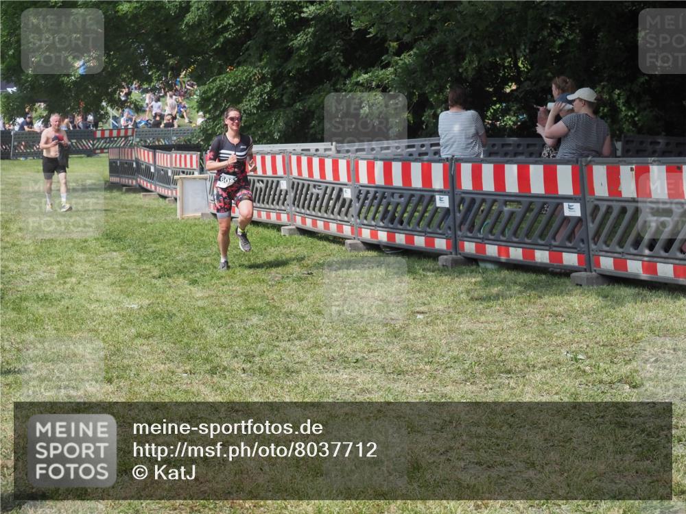 21.06.2025 - 27. Vierlanden-Triathlon KatJ http://msf.ph/oto/8037712 15.06.2025 11:30:37 Schwimmen 910 meine-sportfotos.de