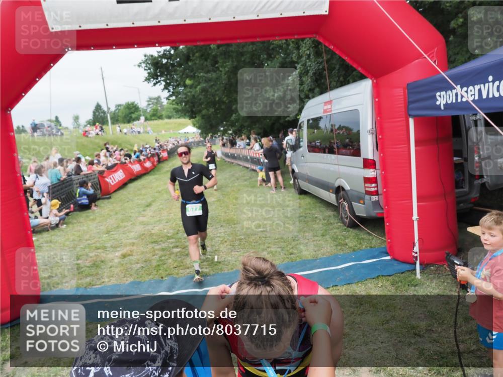 21.06.2025 - 27. Vierlanden-Triathlon MichiJ http://msf.ph/oto/8037715 15.06.2026 13:13:18 Ziel 49, 677 meine-sportfotos.de