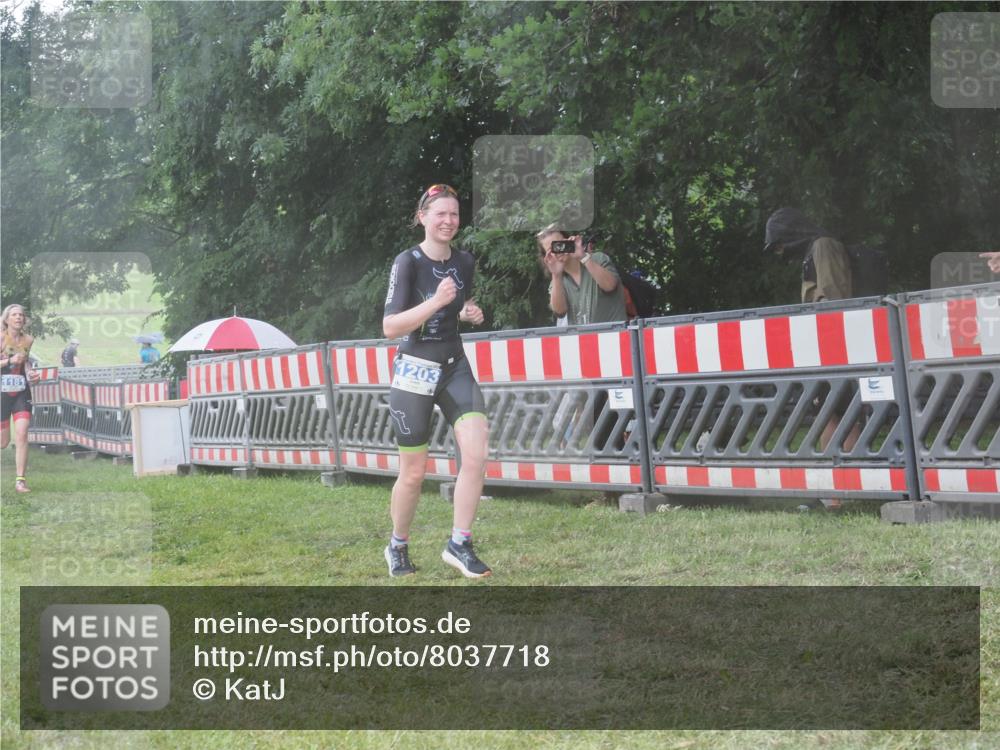 21.06.2025 - 27. Vierlanden-Triathlon KatJ http://msf.ph/oto/8037718 15.06.2025 14:19:17 Ziel 1181, 1203 meine-sportfotos.de