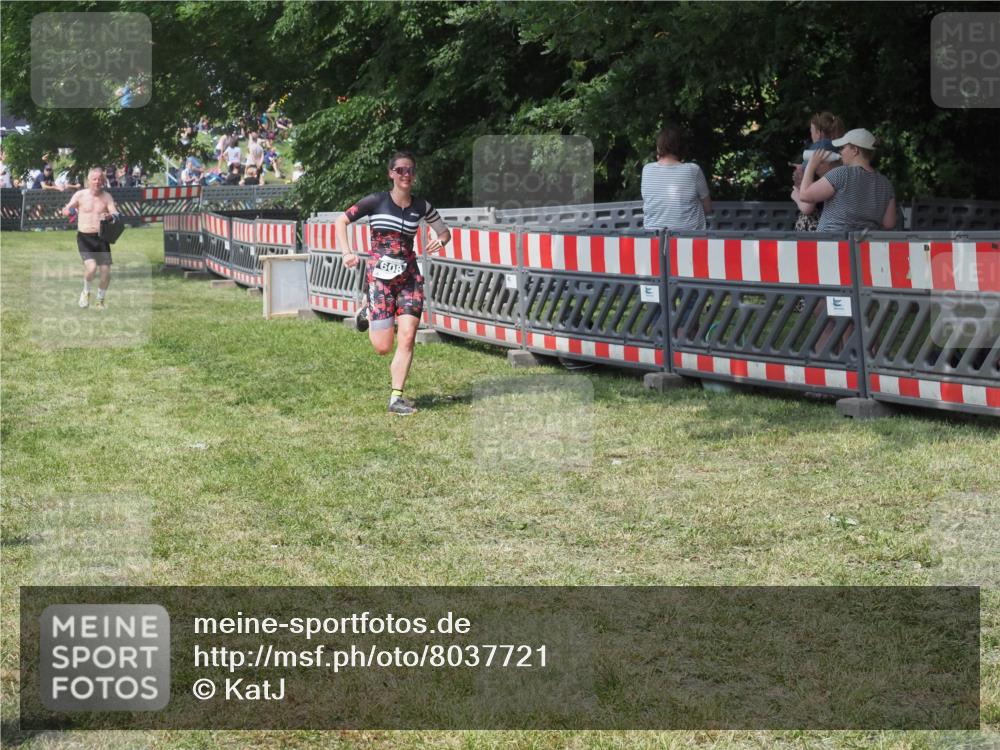 21.06.2025 - 27. Vierlanden-Triathlon KatJ http://msf.ph/oto/8037721 15.06.2025 11:30:37 Schwimmen 910 meine-sportfotos.de