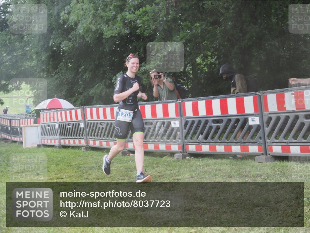 21.06.2025 - 27. Vierlanden-Triathlon KatJ http://msf.ph/oto/8037723 15.06.2025 14:19:17 Ziel 1181, 1203 meine-sportfotos.de