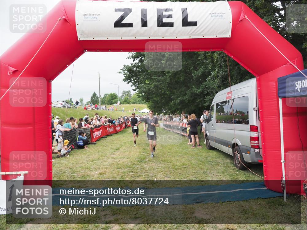21.06.2025 - 27. Vierlanden-Triathlon MichiJ http://msf.ph/oto/8037724 15.06.2026 13:13:27 Ziel 723, 761 meine-sportfotos.de