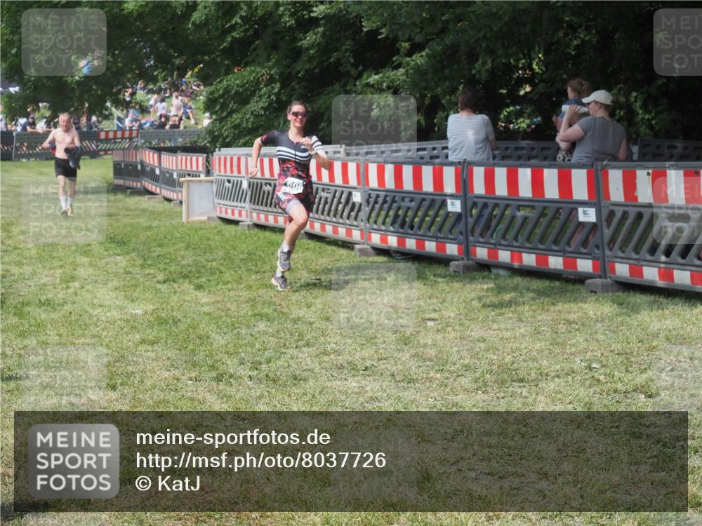 21.06.2025 - 27. Vierlanden-Triathlon KatJ http://msf.ph/oto/8037726 15.06.2025 11:30:37 Schwimmen 910 meine-sportfotos.de