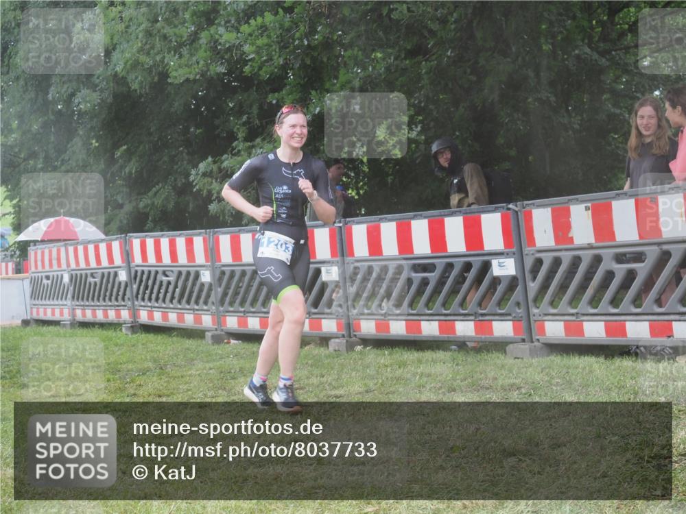 21.06.2025 - 27. Vierlanden-Triathlon KatJ http://msf.ph/oto/8037733 15.06.2025 14:19:18 Ziel 1181, 1203 meine-sportfotos.de