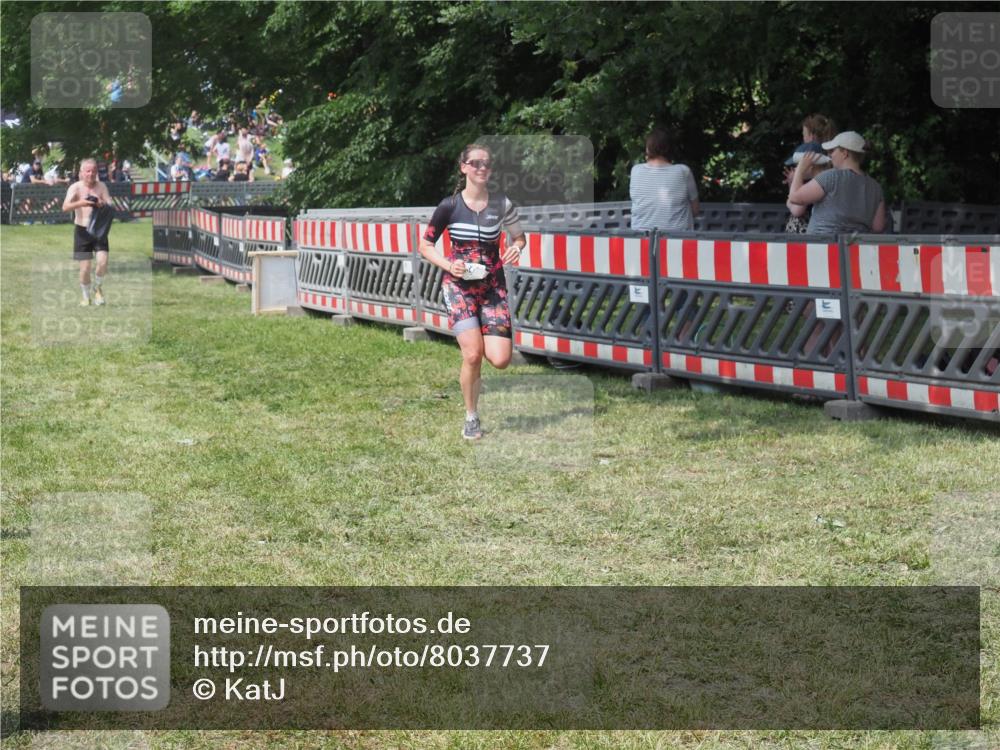 21.06.2025 - 27. Vierlanden-Triathlon KatJ http://msf.ph/oto/8037737 15.06.2025 11:30:37 Schwimmen 910 meine-sportfotos.de