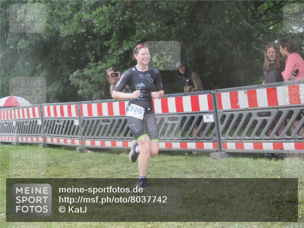 21.06.2025 - 27. Vierlanden-Triathlon KatJ http://msf.ph/oto/8037742 15.06.2025 14:19:18 Ziel 1181, 1203 meine-sportfotos.de