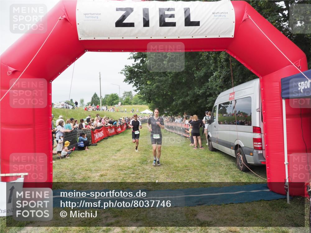 21.06.2025 - 27. Vierlanden-Triathlon MichiJ http://msf.ph/oto/8037746 15.06.2026 13:13:28 Ziel 723, 761 meine-sportfotos.de
