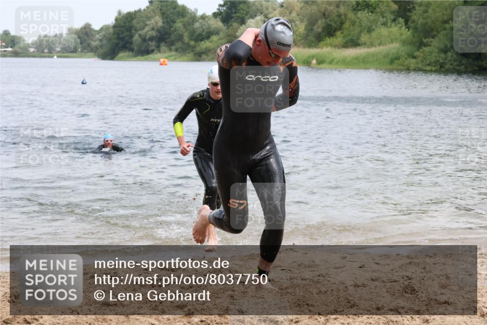 21.06.2025 - 27. Vierlanden-Triathlon Lena Gebhardt http://msf.ph/oto/8037750 15.06.2025 12:06:58 Schwimmen 1018, 1024, 1025, 1026, 1027 meine-sportfotos.de