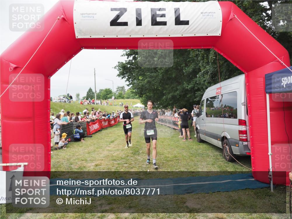 21.06.2025 - 27. Vierlanden-Triathlon MichiJ http://msf.ph/oto/8037771 15.06.2026 13:13:28 Ziel 723, 761 meine-sportfotos.de