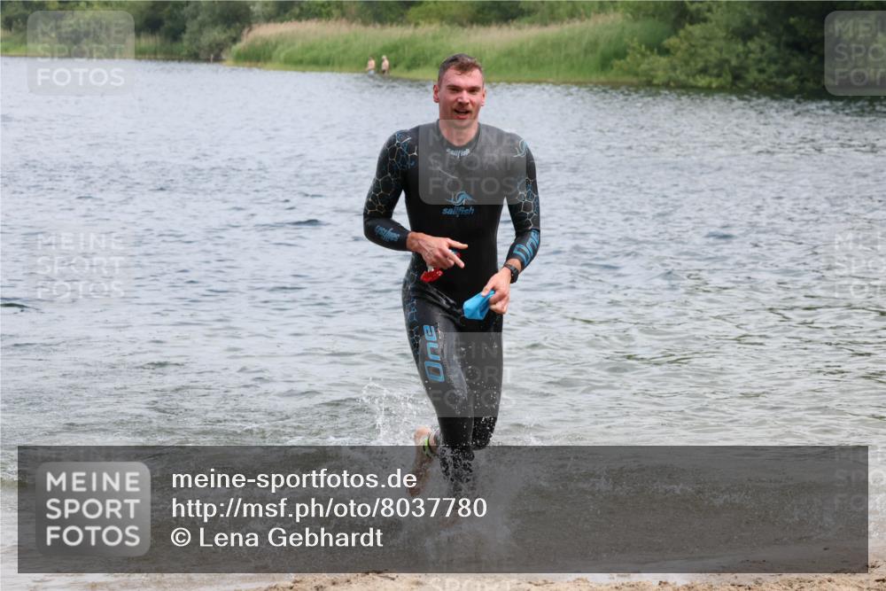 21.06.2025 - 27. Vierlanden-Triathlon Lena Gebhardt http://msf.ph/oto/8037780 15.06.2025 12:07:06 Schwimmen 1018, 1024, 1025, 1026 meine-sportfotos.de