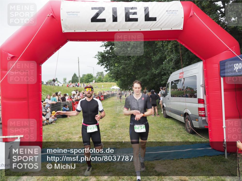 21.06.2025 - 27. Vierlanden-Triathlon MichiJ http://msf.ph/oto/8037787 15.06.2026 13:13:30 Ziel 723, 761 meine-sportfotos.de