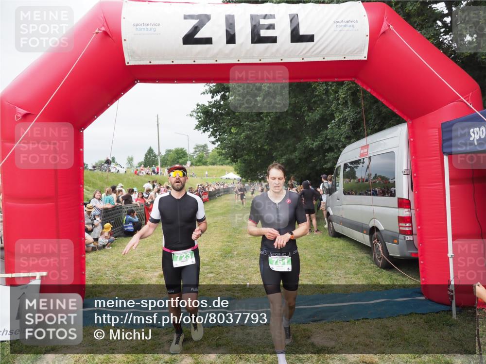 21.06.2025 - 27. Vierlanden-Triathlon MichiJ http://msf.ph/oto/8037793 15.06.2026 13:13:30 Ziel 723, 761 meine-sportfotos.de