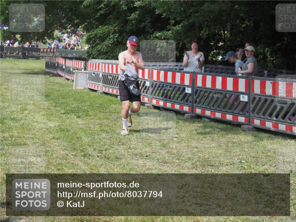 21.06.2025 - 27. Vierlanden-Triathlon KatJ http://msf.ph/oto/8037794 15.06.2025 11:30:43 Schwimmen 910 meine-sportfotos.de