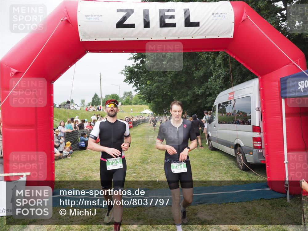 21.06.2025 - 27. Vierlanden-Triathlon MichiJ http://msf.ph/oto/8037797 15.06.2026 13:13:30 Ziel 723, 761 meine-sportfotos.de