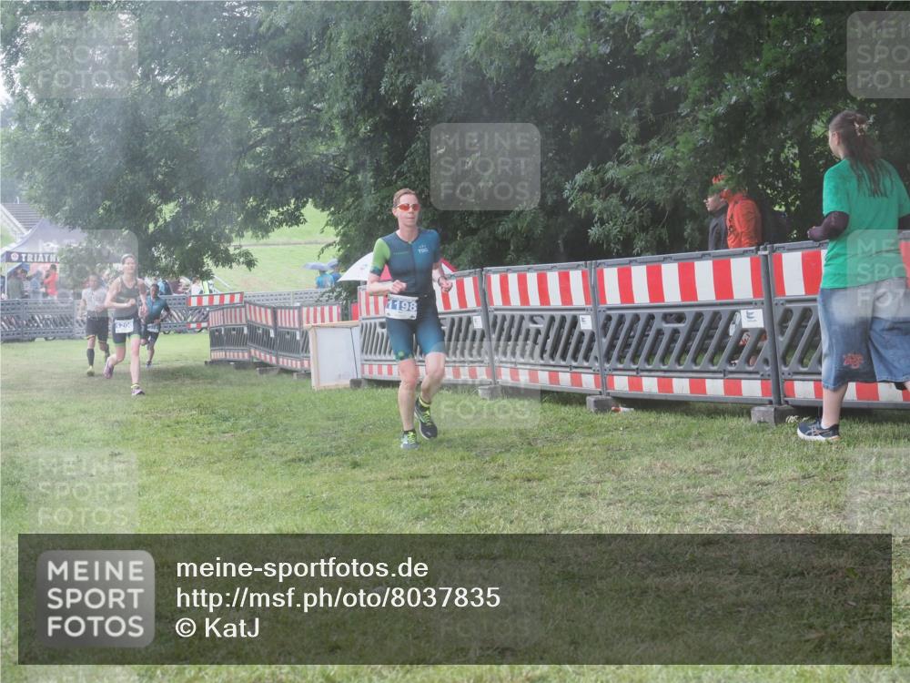 21.06.2025 - 27. Vierlanden-Triathlon KatJ http://msf.ph/oto/8037835 15.06.2025 14:19:29 Ziel 1198, 1200, 1265, 1303 meine-sportfotos.de