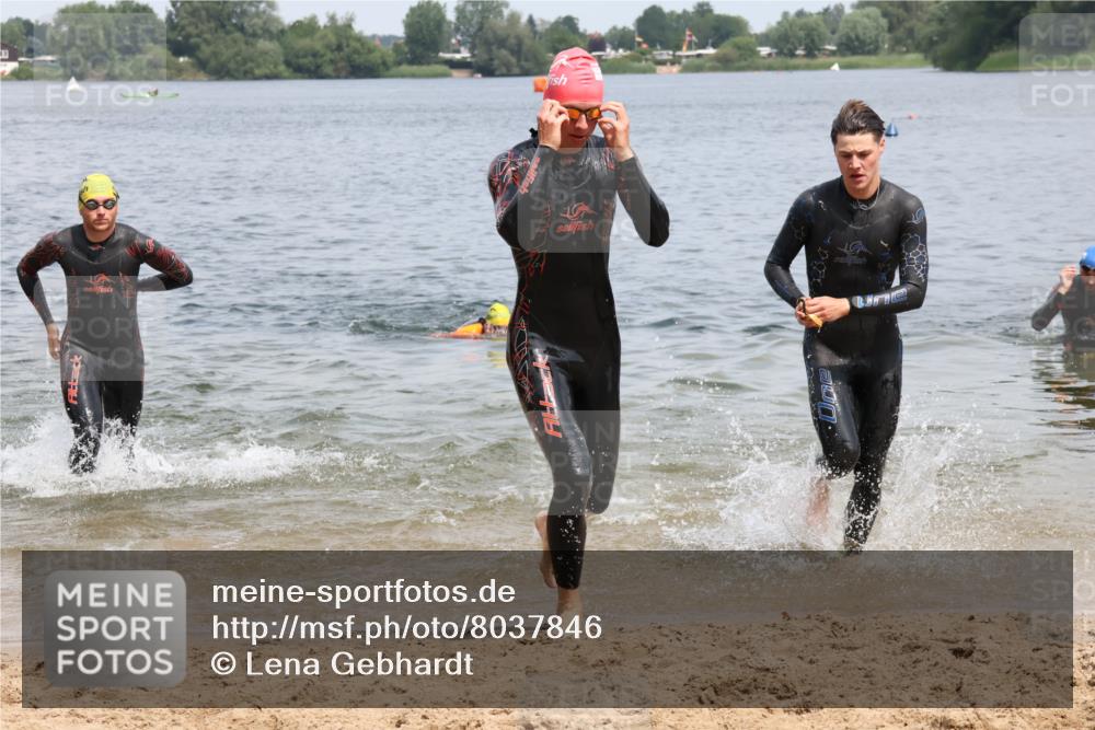 21.06.2025 - 27. Vierlanden-Triathlon Lena Gebhardt http://msf.ph/oto/8037846 15.06.2025 12:08:44 Schwimmen 1034, 1035, 1037, 1038 meine-sportfotos.de