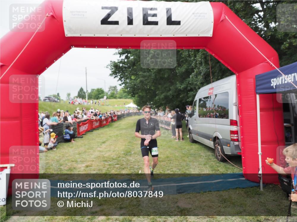 21.06.2025 - 27. Vierlanden-Triathlon MichiJ http://msf.ph/oto/8037849 15.06.2026 13:13:37 Ziel 778 meine-sportfotos.de