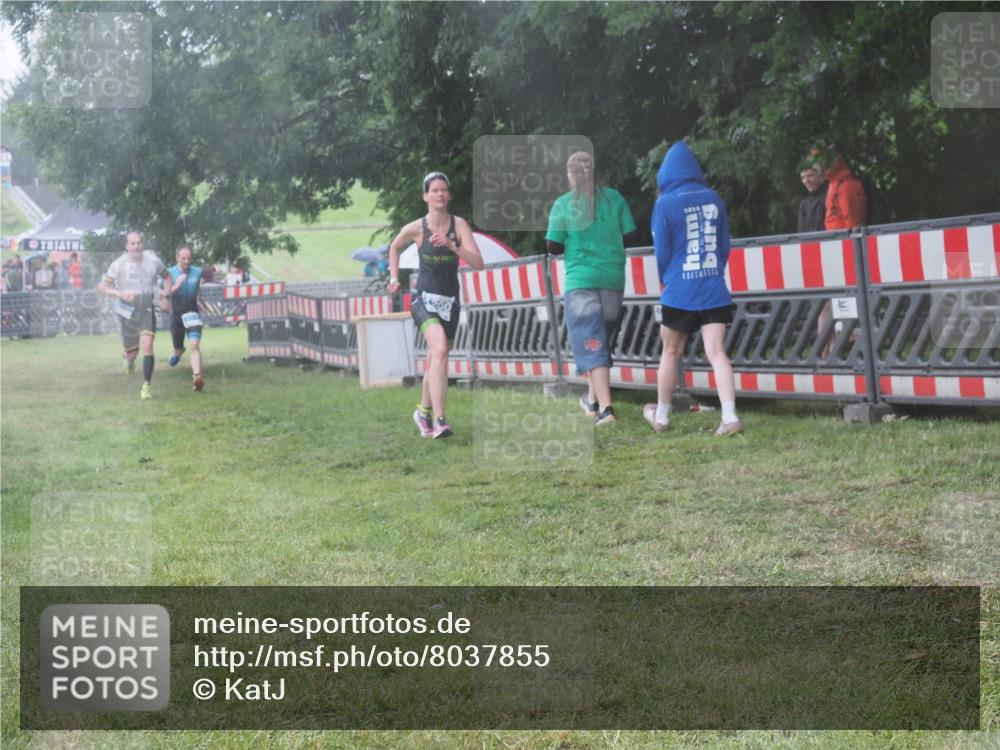 21.06.2025 - 27. Vierlanden-Triathlon KatJ http://msf.ph/oto/8037855 15.06.2025 14:19:31 Ziel 1198, 1200, 1265, 1303 meine-sportfotos.de