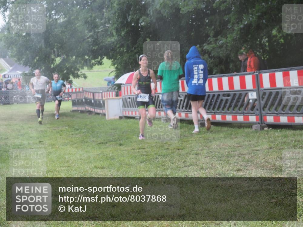 21.06.2025 - 27. Vierlanden-Triathlon KatJ http://msf.ph/oto/8037868 15.06.2025 14:19:32 Ziel 1198, 1200, 1265, 1303 meine-sportfotos.de
