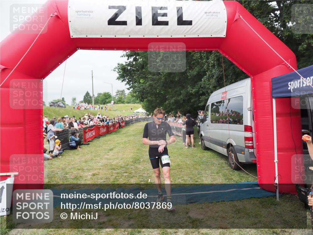 21.06.2025 - 27. Vierlanden-Triathlon MichiJ http://msf.ph/oto/8037869 15.06.2026 13:13:37 Ziel 778 meine-sportfotos.de