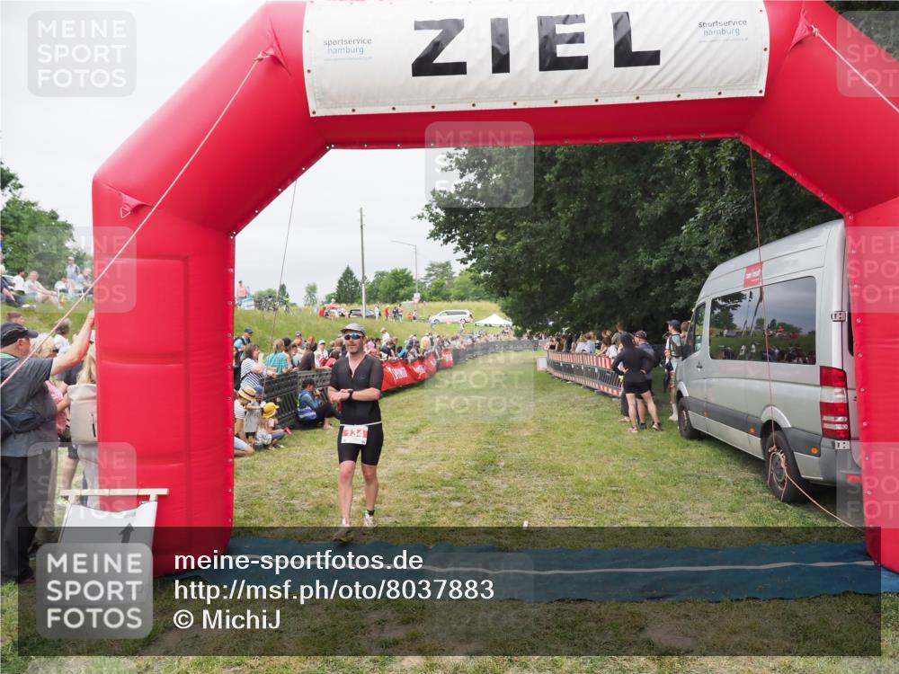 21.06.2025 - 27. Vierlanden-Triathlon MichiJ http://msf.ph/oto/8037883 15.06.2026 13:13:54 Ziel 134 meine-sportfotos.de