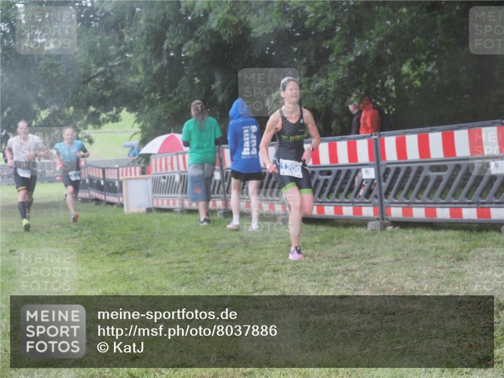 21.06.2025 - 27. Vierlanden-Triathlon KatJ http://msf.ph/oto/8037886 15.06.2025 14:19:32 Ziel 1198, 1200, 1265, 1303 meine-sportfotos.de