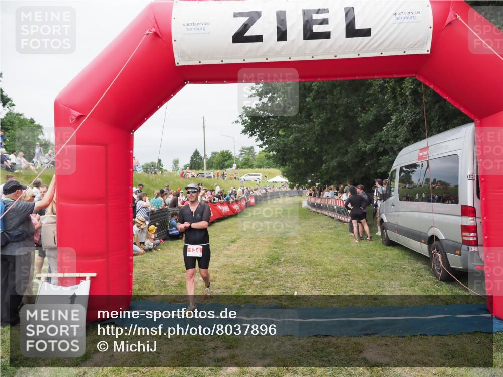 21.06.2025 - 27. Vierlanden-Triathlon MichiJ http://msf.ph/oto/8037896 15.06.2026 13:13:54 Ziel 134 meine-sportfotos.de