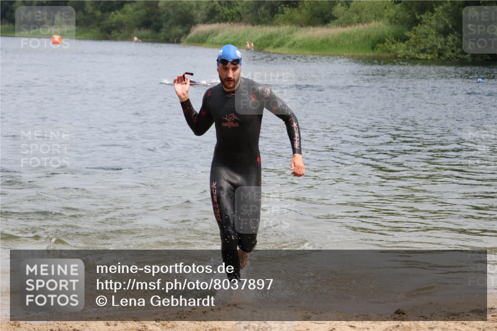 21.06.2025 - 27. Vierlanden-Triathlon Lena Gebhardt http://msf.ph/oto/8037897 15.06.2025 12:08:50 Schwimmen 1033, 1034, 1035, 1036, 1037, 1038 meine-sportfotos.de