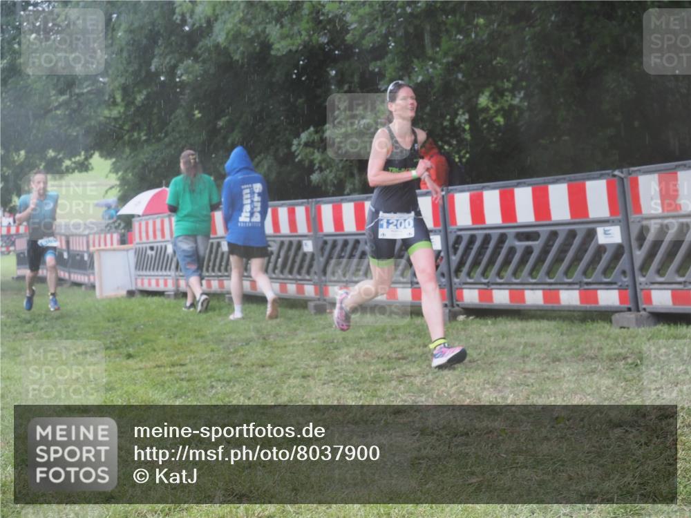 21.06.2025 - 27. Vierlanden-Triathlon KatJ http://msf.ph/oto/8037900 15.06.2025 14:19:33 Ziel 1198, 1200, 1265, 1303 meine-sportfotos.de