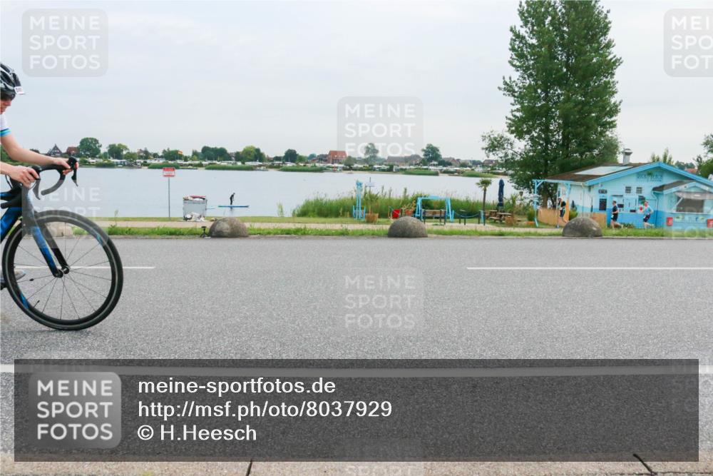 15.06.2025 - 27. Vierlanden-Triathlon H.Heesch http://msf.ph/oto/8037929 15.06.2025 10:54:12 Radfahren 69, 565, 585, 631 meine-sportfotos.de