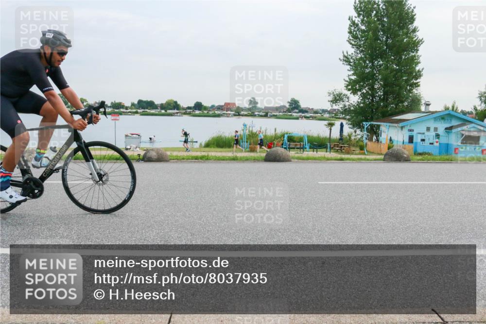 15.06.2025 - 27. Vierlanden-Triathlon H.Heesch http://msf.ph/oto/8037935 15.06.2025 10:54:17 Radfahren 317, 454, 540, 570 meine-sportfotos.de