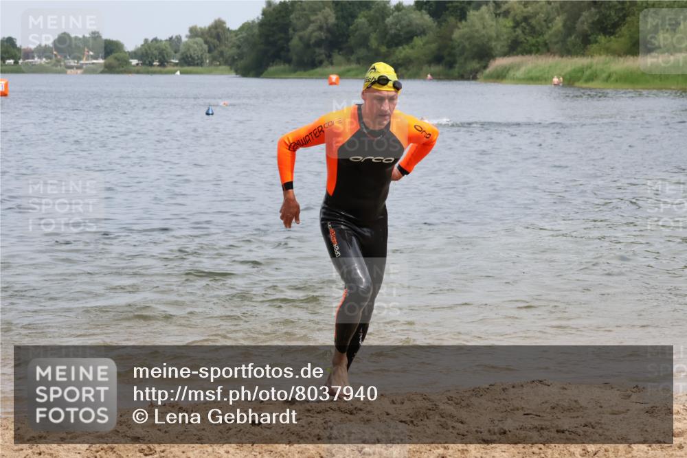 21.06.2025 - 27. Vierlanden-Triathlon Lena Gebhardt http://msf.ph/oto/8037940 15.06.2025 12:08:54 Schwimmen 1032, 1033, 1034, 1035, 1036, 1037, 1038 meine-sportfotos.de