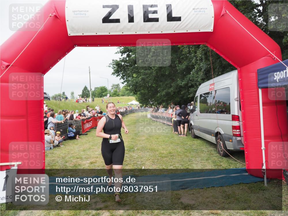 21.06.2025 - 27. Vierlanden-Triathlon MichiJ http://msf.ph/oto/8037951 15.06.2026 13:14:26 Ziel 981 meine-sportfotos.de