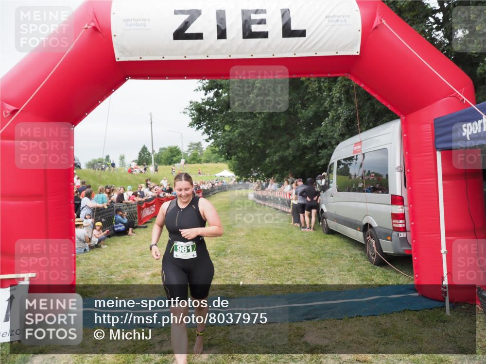 21.06.2025 - 27. Vierlanden-Triathlon MichiJ http://msf.ph/oto/8037975 15.06.2026 13:14:26 Ziel 981 meine-sportfotos.de
